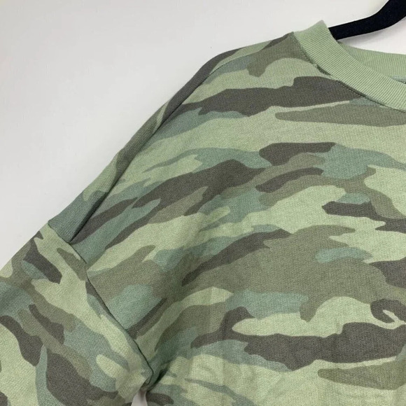 Caslon Women's Crew Neck Long Sleeve Sweatshirt in Green Spring Camo Size M NWT - Picture 3 of 9